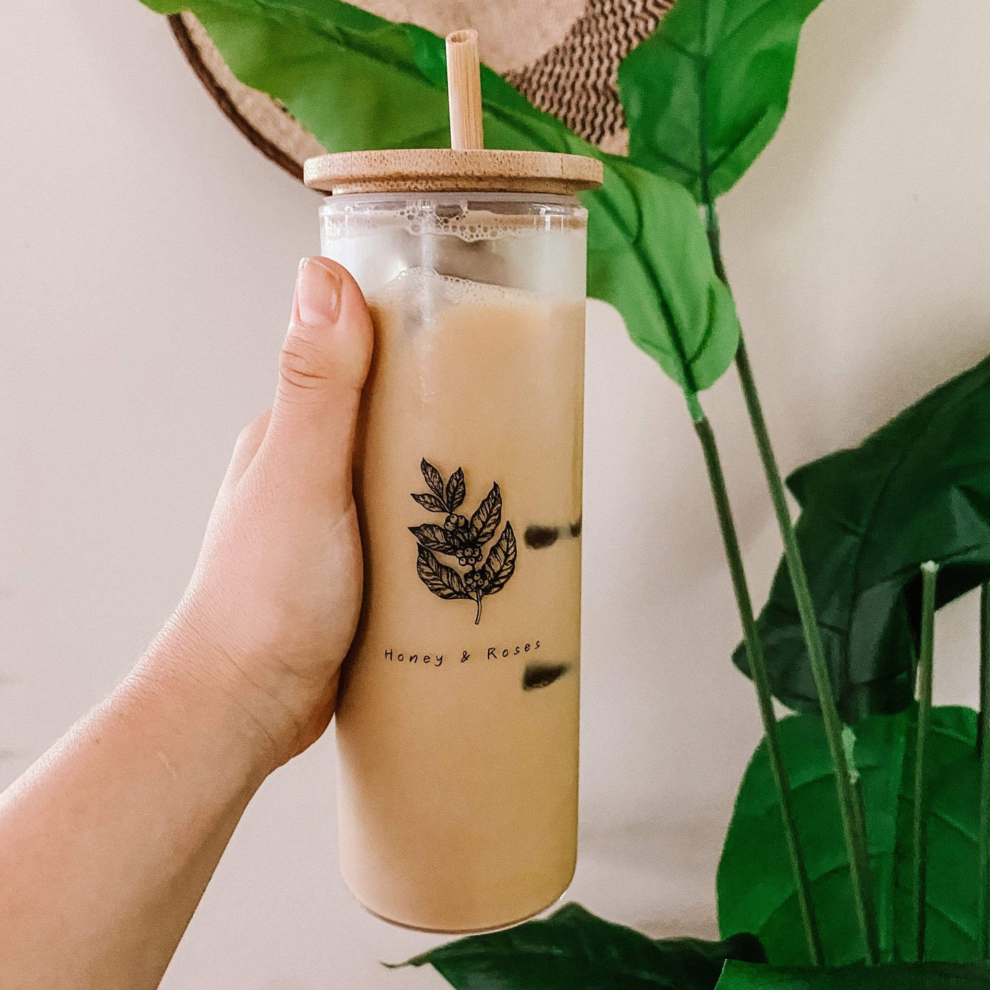 https://honeyandrosescoffee.com/cdn/shop/products/reusable-iced-coffee-bottle-honey-and-roses-coffee-30170423591071_1445x.jpg?v=1627987518